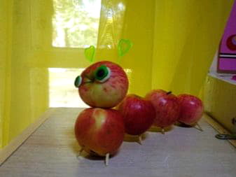 Как сделать гусеницу из яблок для осеннего праздни