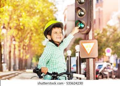 Мальчик на велосипеде на своем велосипеде и обучение правилам дорожного движения