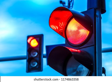 Светофоры над городским перекрестком. красный свет
