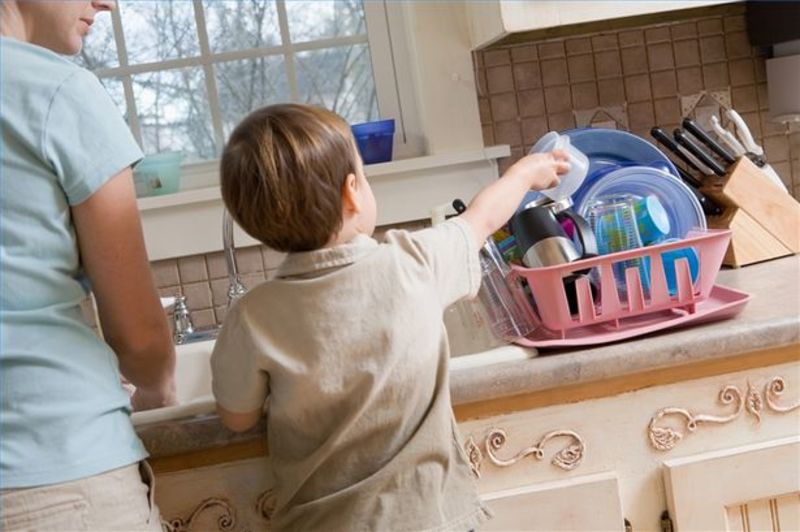 Помогать маме мыть посуду