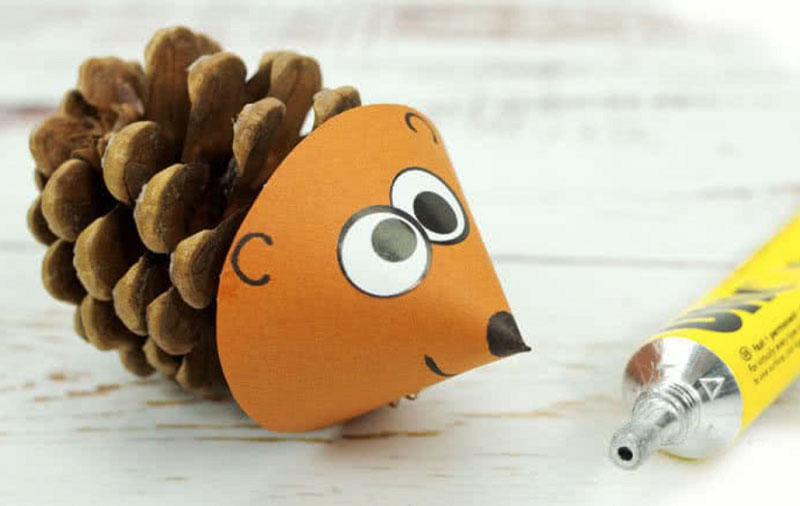 Мордочку к шишке можно приклеить при помощи клея «Момент»