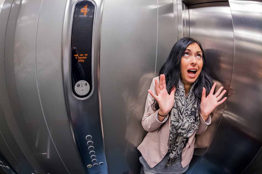 Испуганная девушка в лифте