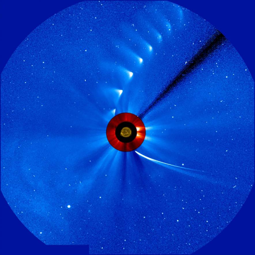 На этой серии снимков, сделанных космическим аппаратом SOHO, показана траектория движения кометы, обогнувшей Солнце