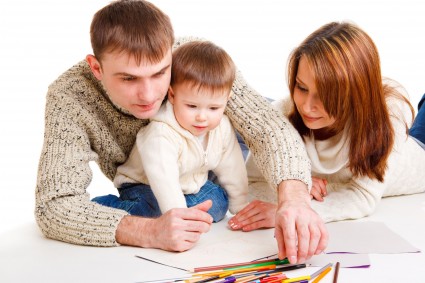 Родители учат малыша рисовать