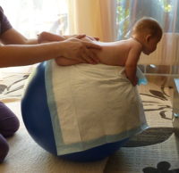 упражнение на фитболе для грудничков