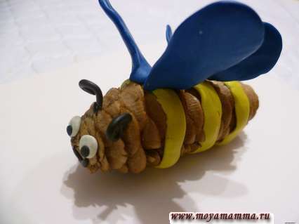Детскач поделка Пчелка из шишки и пластилина