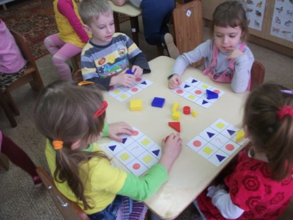 Дошкольники выполняют задание по карточкам с блоками Дьенеша