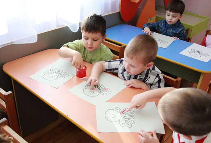 Дошкольники рисуют пальчиковыми красками
