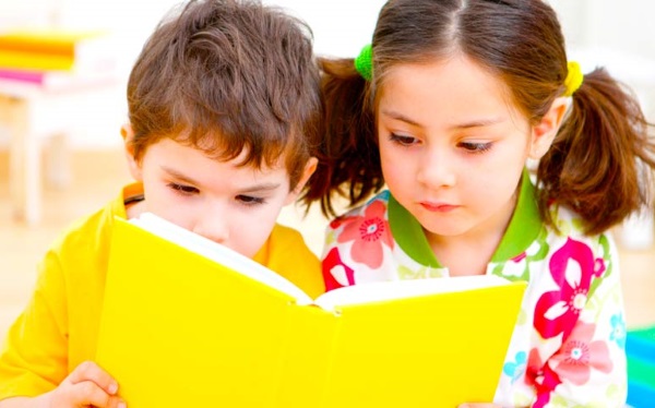 Мальчик и девочка читают