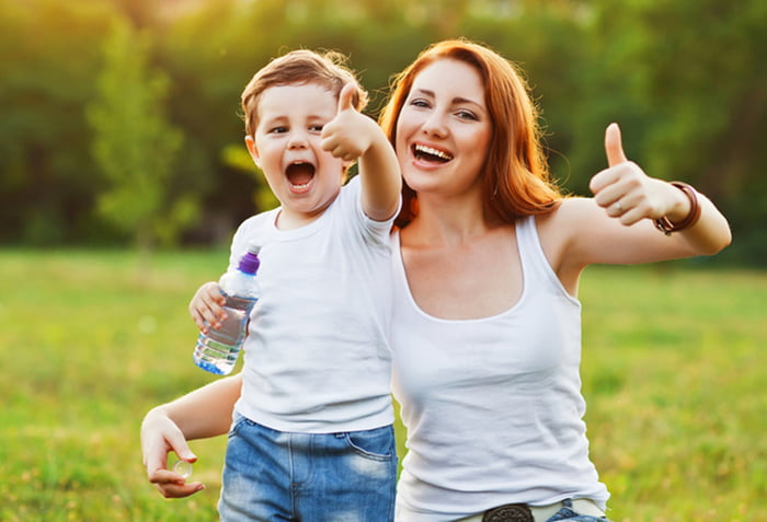 Мама с сыном на прогулке