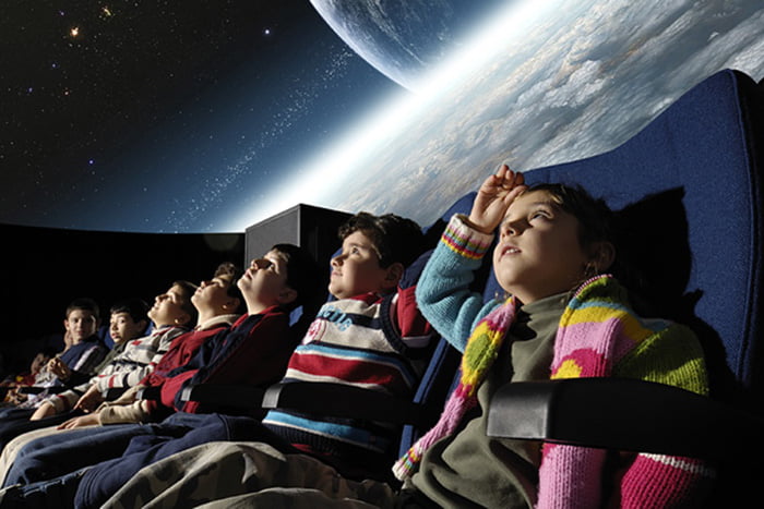 Дети в планетарии