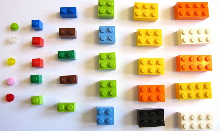 некоторые родители додумались использовать даже детальки Лего для изучения таблички умножения.