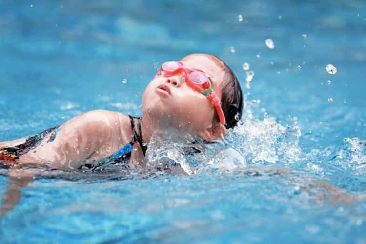 как научить ребенка плавать в 8 лет
