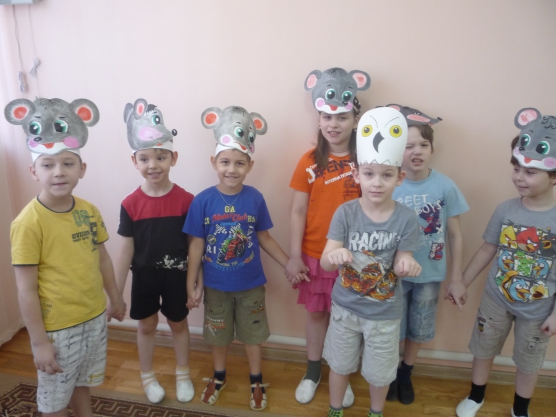 Дети с масками совы и мышей на голове