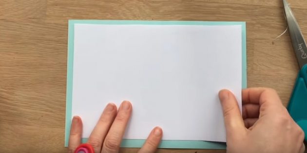 Вырежьте прямоугольники из белой и голубой бумаги
