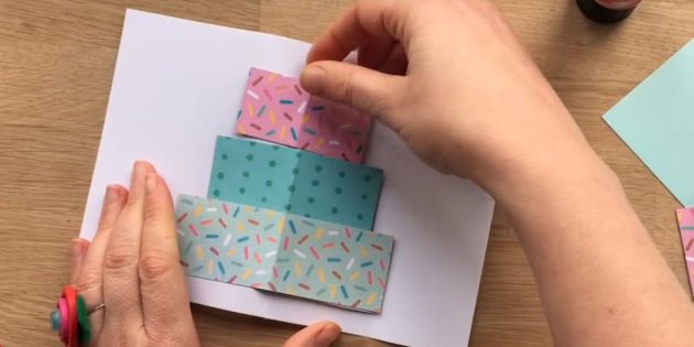 Вырежьте из цветной бумаги три прямоугольника по размерам слоёв будущего торта