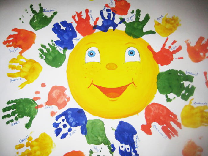 Солнышко с лучиками из отпечатков детских рук