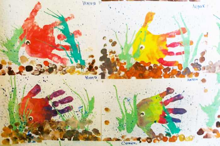 Цветные рыбки, нарисованные детьми с помощью отпечатков ладоней