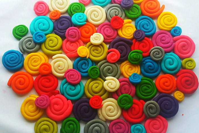 Разноцветные спирали из пластилина