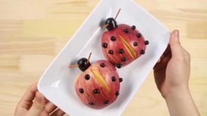 Поделка гусеница из яблок - легкая инструкция по созданию поделки в домашних условиях (мастер-класс для детей + фото)
