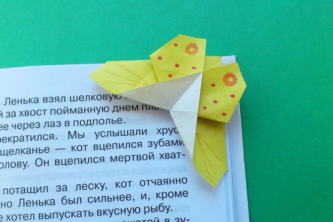 Желтая бабочки из бумаги