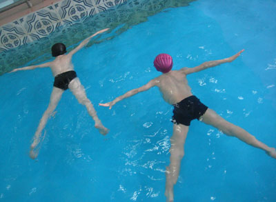 как правильно научить ребенка плавать в бассейне 3