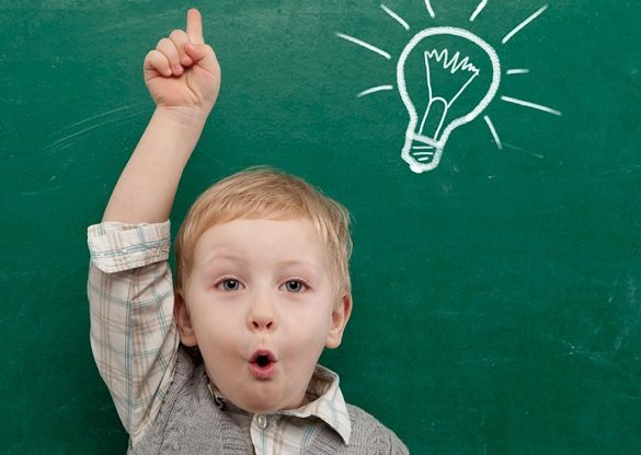 Мальчик поднял палец вверх