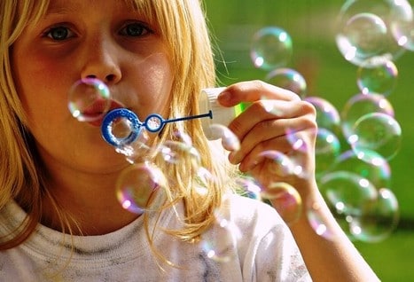 Готовим раствор для мыльных пузырей своими руками: рецепты жидкостей, от маленьких до больших и нелопающихся